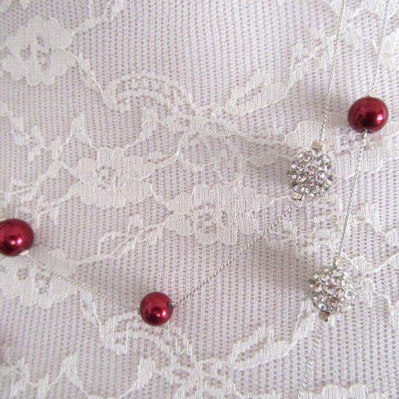 Single strand "flapper" necklace cranberry satin finish beading & rhinestones - Picture 5 of 6